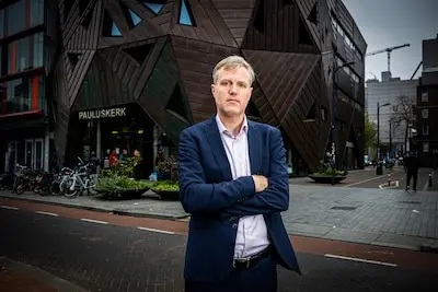 serie afgekocht adr martijn van leerdam voor de pauluskerk met lulu hij is dakloos en maakt gebruik van de bed bad brood regeling de regeling word afgeschaft foto frank de roo