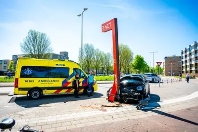 de auto en de paal raakten beschadigd