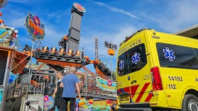 persoon valt uit attractie op hilversumse kermis