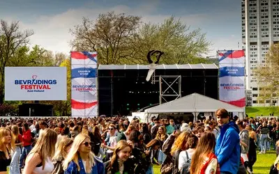 rotterdam drukte tijdens het bevrijdingsfestival in het park bij de euromast foto bart hoogveld