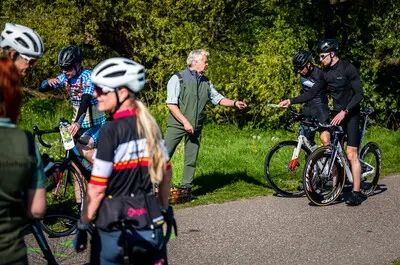 wielrenners die over de linker rottekade fietsen kregen vandaag een folder met informatie over een alternatief rondje waar wielrenners veiliger hard kunnen fietsen foto frank de roo