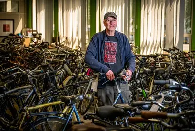 ar20250515 3343 fietsenmaker in de waalhaven onno foto frank de roo