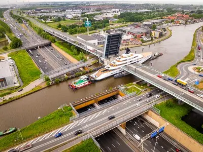 het superjacht van voormalig starbucks ceo howard schultz vaart woensdag dwars door het groene hart om in rotterdam te eindigen voor een proefvaart op zee op meerdere provinciale wegen moesten bruggen worden geopend waardoor het verkeer stilstond