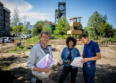 jup de heer r over zijn wijk feijenoord rechts in beeld jacco bakker wijkmanager en nana ogbasilasie wijkbewoner over het feest ivm het 200 jarig bestaan van de wijk foto frank de roo