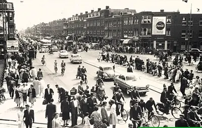 nieuwe raadplaat 17 5 2025 rotterdam zuid beijerlandselaan 1950 verkeersdrukte op de beijerlandselaan op straat veel voetgangers en fietsers en enkele personenauto s foto ad rotterdams dagblad