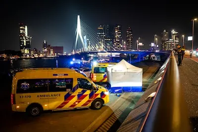 het drama voltrok zich bij de erasmusbrug daar kwam bij een steekpartij op het willemsplein in rotterdam een persoon op het leven en raakte iemand zwaargewond