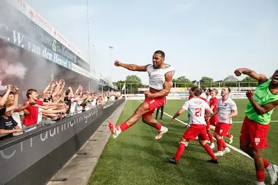 serie afgekocht adr ar20250526 4419 werkendam l r raily ignacio viert de overwinning met de fans tijdens de wedstrijd tussen kozakken boys en dovo op sportpark de zwaaier op 31 mei 2025 in werkendam bart stoutjesdijk