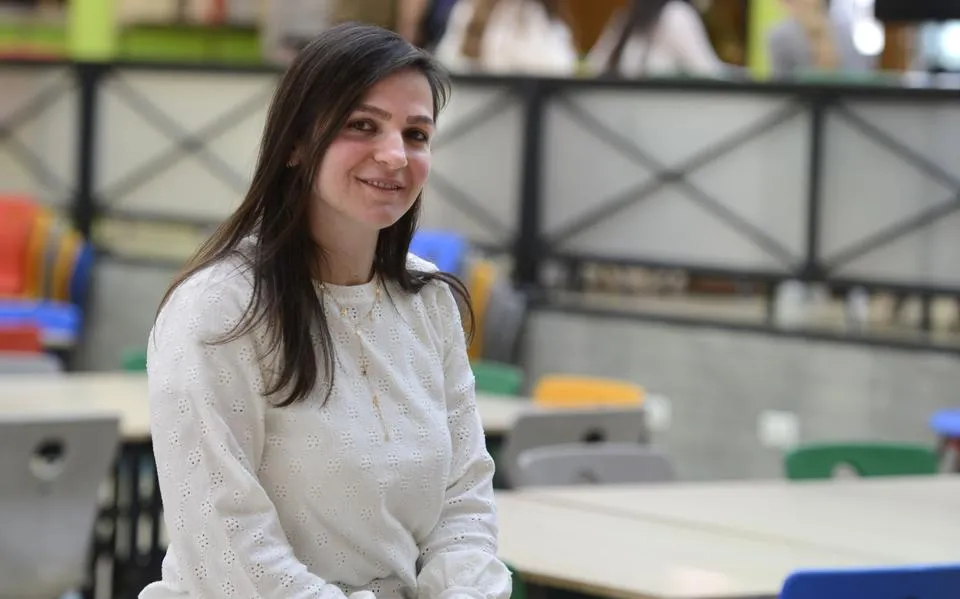 syrische20natuurkundedocent20rima20sireis20bouwt20in20friesland20aan20een20nieuwe20toekomst20dankzij20een20onderwijsprogramma20dat20nieuwkomers20kansen20biedt