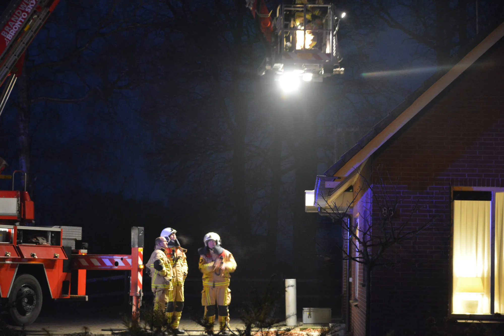 168699 brandweer rukt met veel materieel uit naar schoorsteenbrand in geesteren img 1063