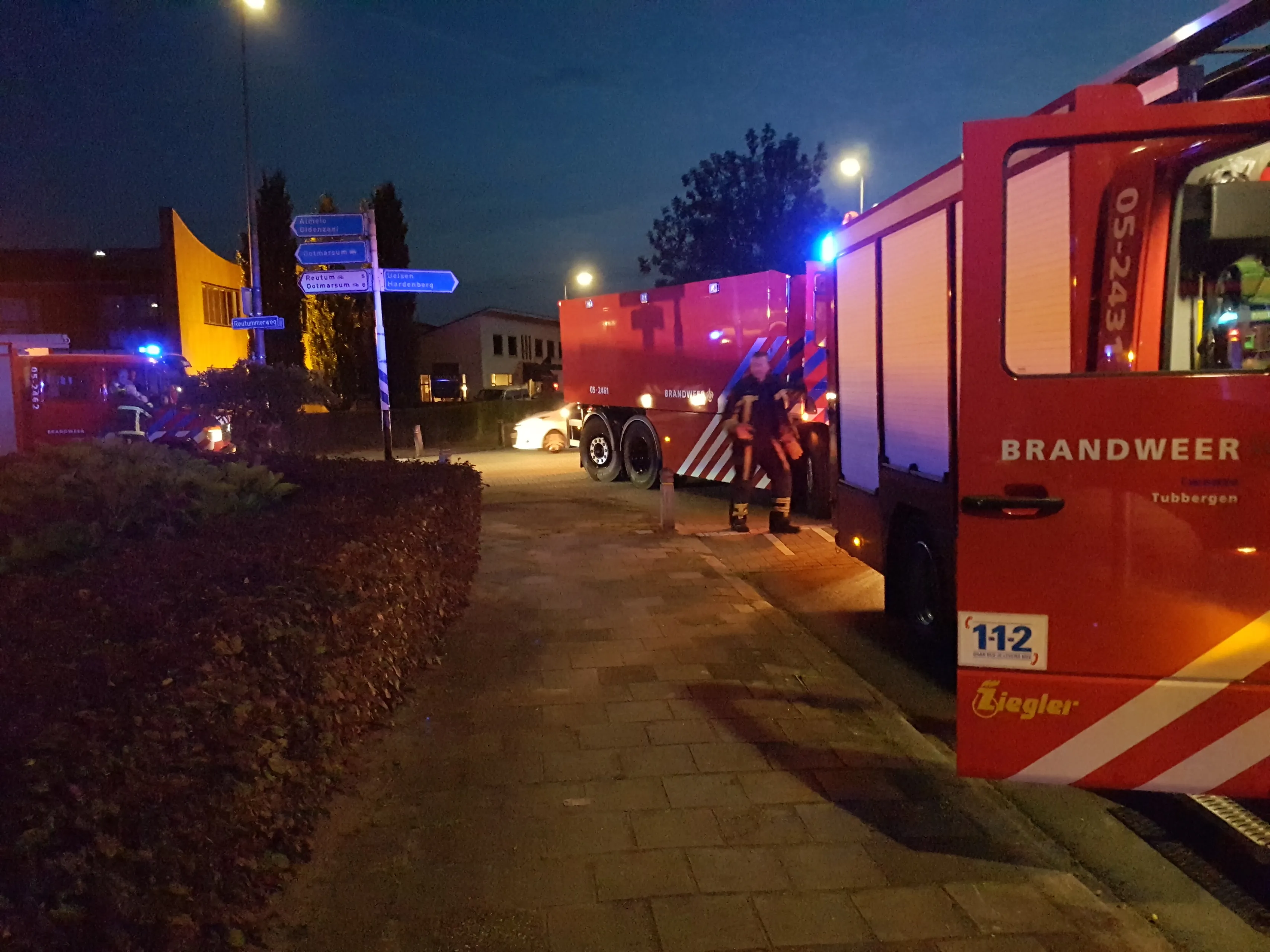 7 alle brandweerwagens van tubbergen gingen mee om de 2 leden op te halen foto clemens brughuis