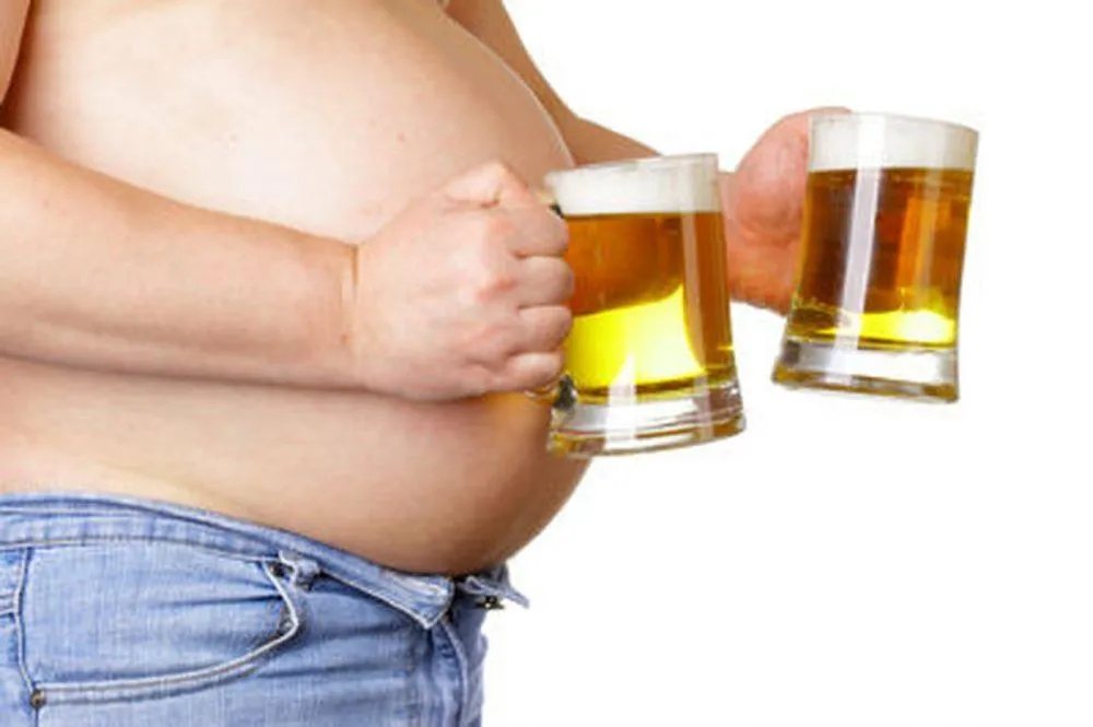 buik met twee glazen bier