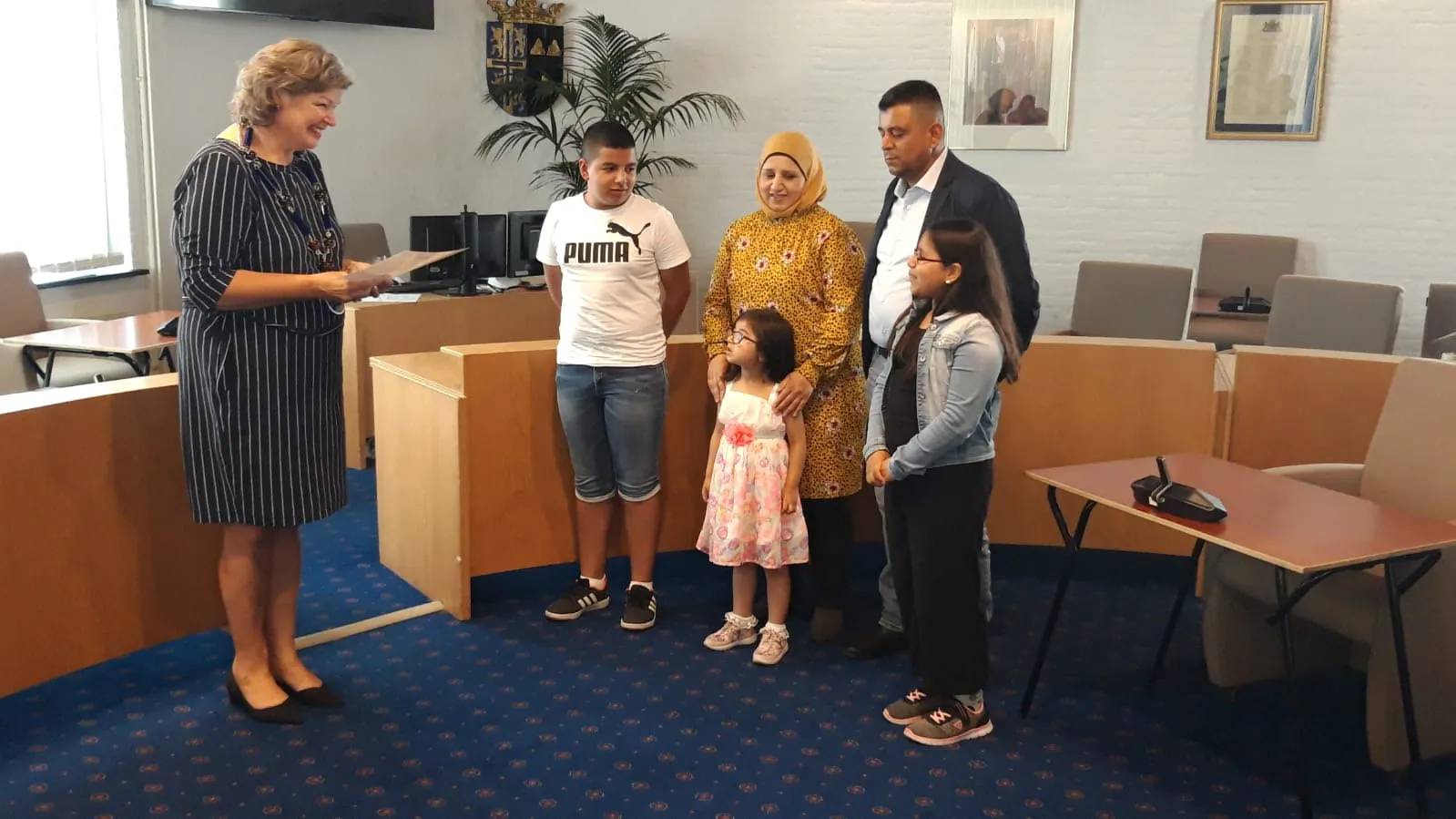 burgemeester haverkamp verwelkomt gezin bitar