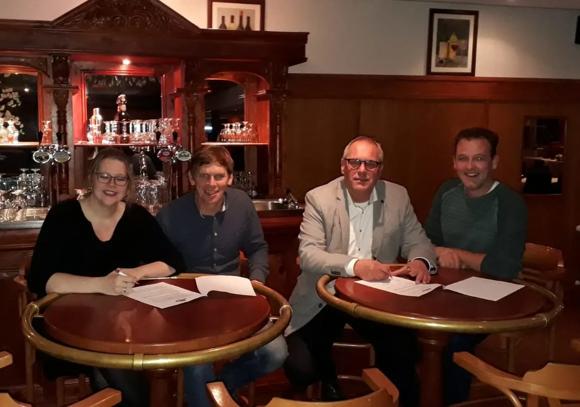 foto tekenen sponsorcontract e1575279635325