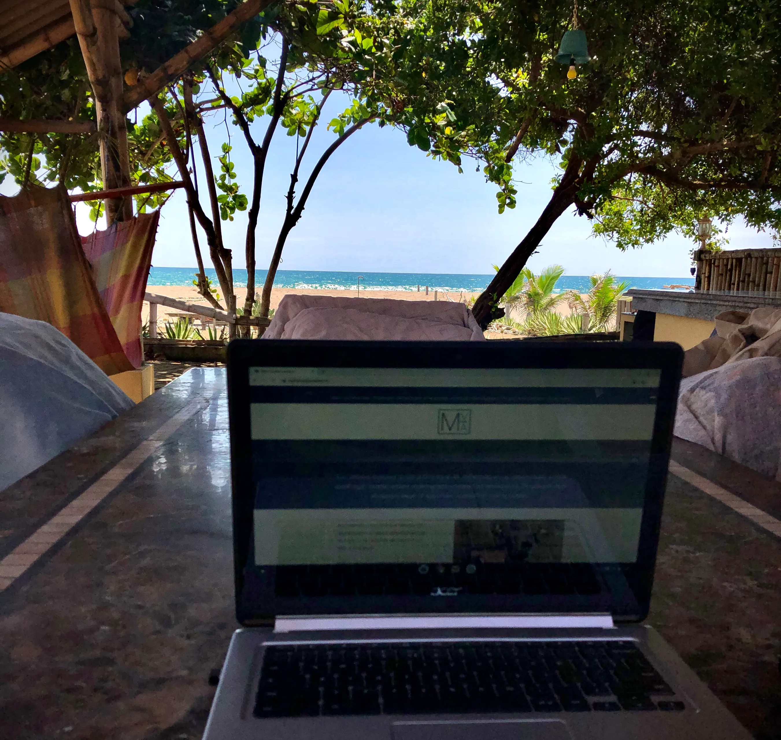 laptop bij het strand