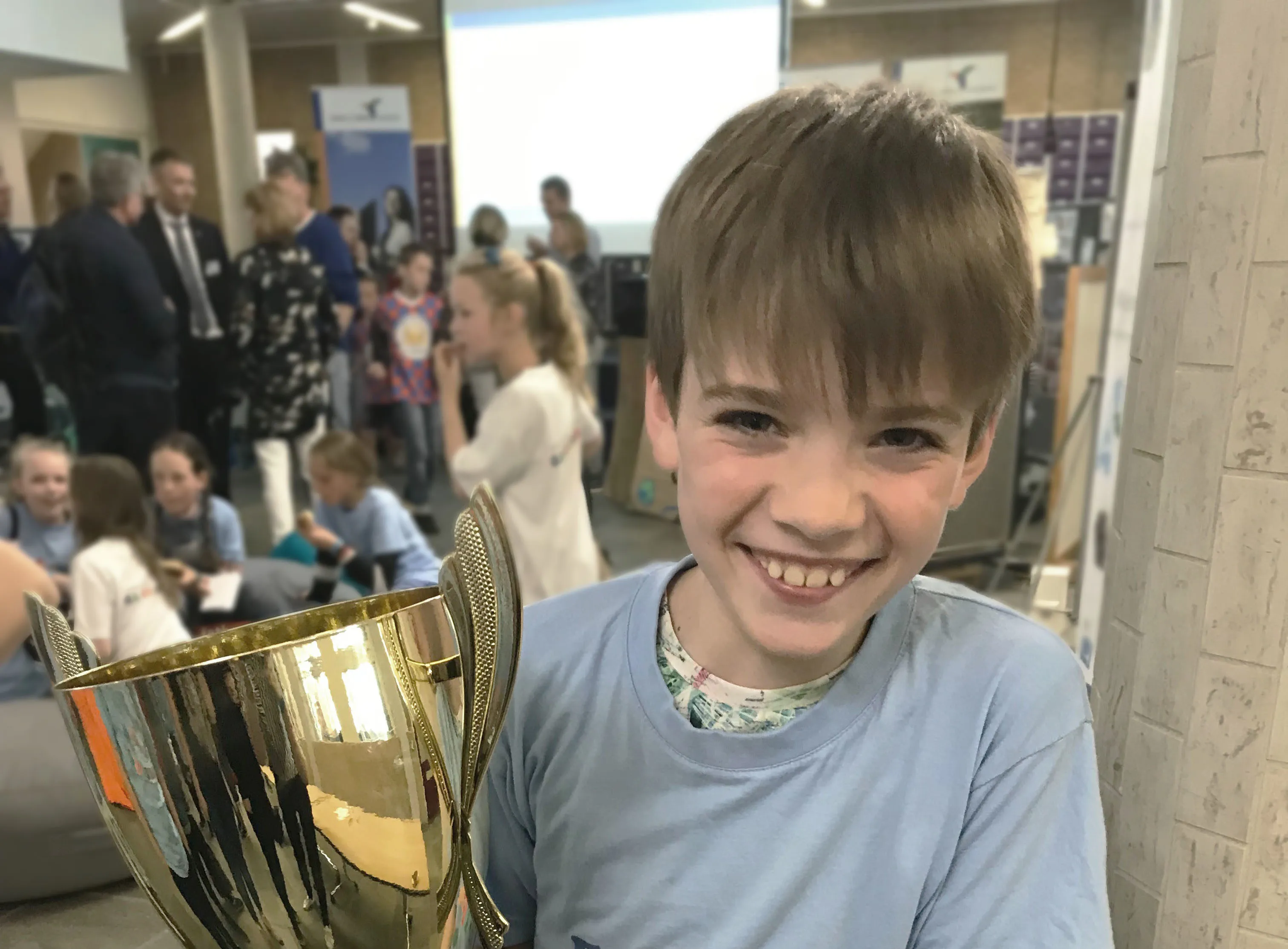 leerling met beker bewerkt e1593683529258