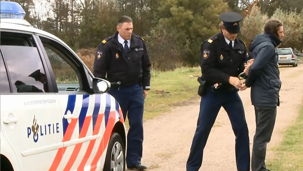 qvauq69nusfjz6z156zcar1lh arrestatiepolitieopgepakthulpdienstarrestantagenten