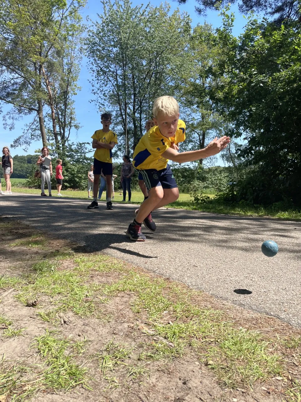schoolklootschieten 1 speler van reutum in actie