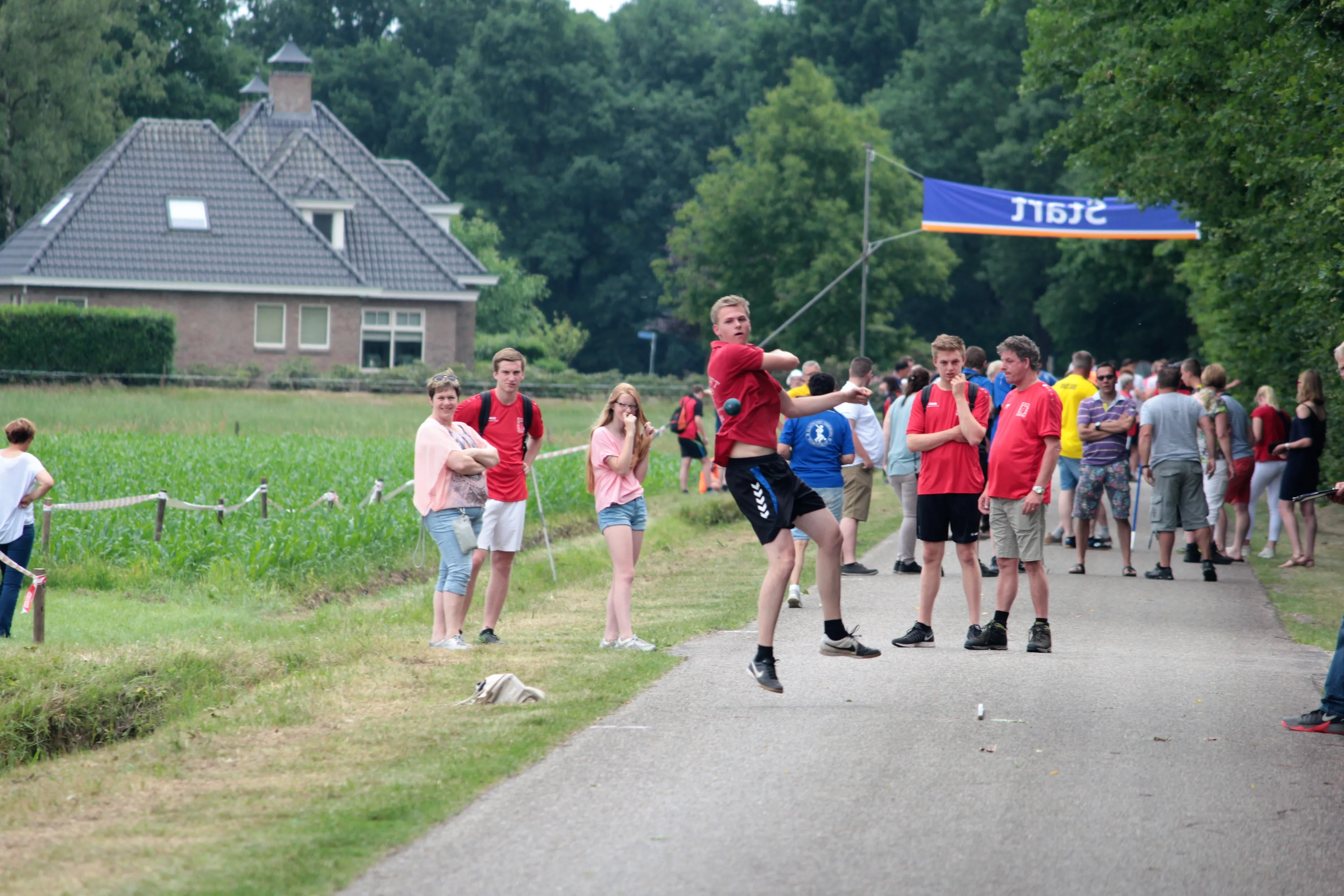 stef huiskes kv reutum in actie op straat