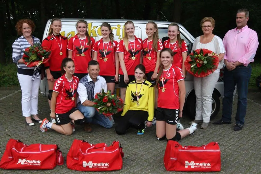 u6n82ngiutnlw1vz8k5xjk4fj kampioen veld meisjes b1 foto cb 008a