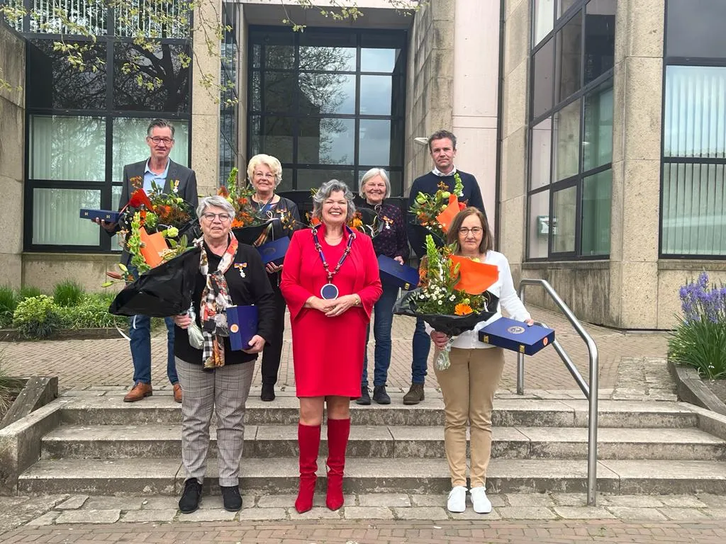 vlnr marcel grob siny levering paus truus oude breuil burgmeester wilmien haverkamp ceciel leus kienhuis michel wallerbosch cilia masselink