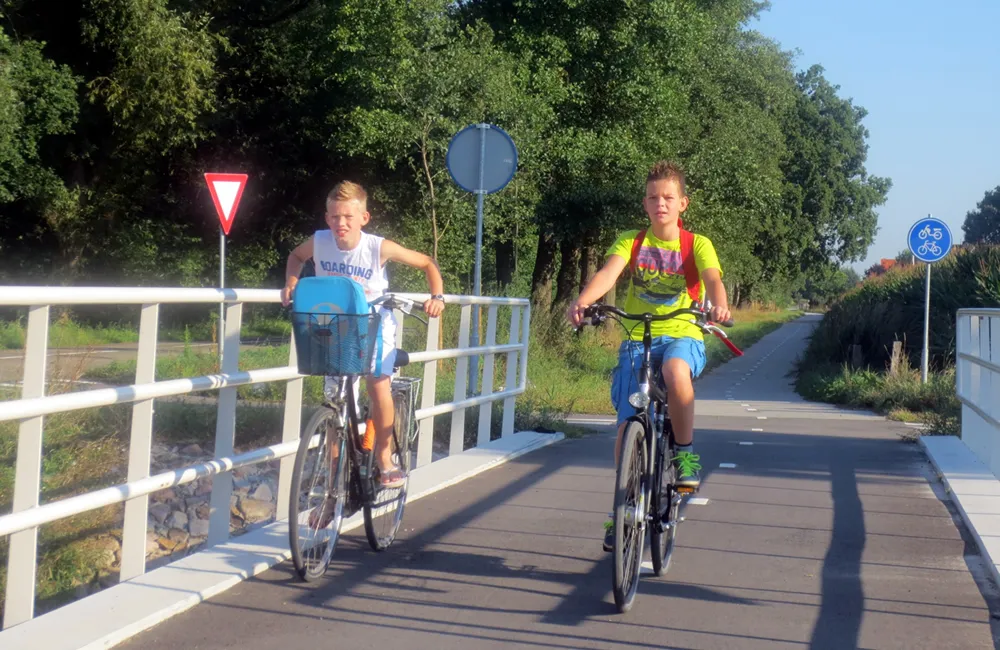 vtfbrtkzad7jwweq54sz3rn8j fietsende jeugd