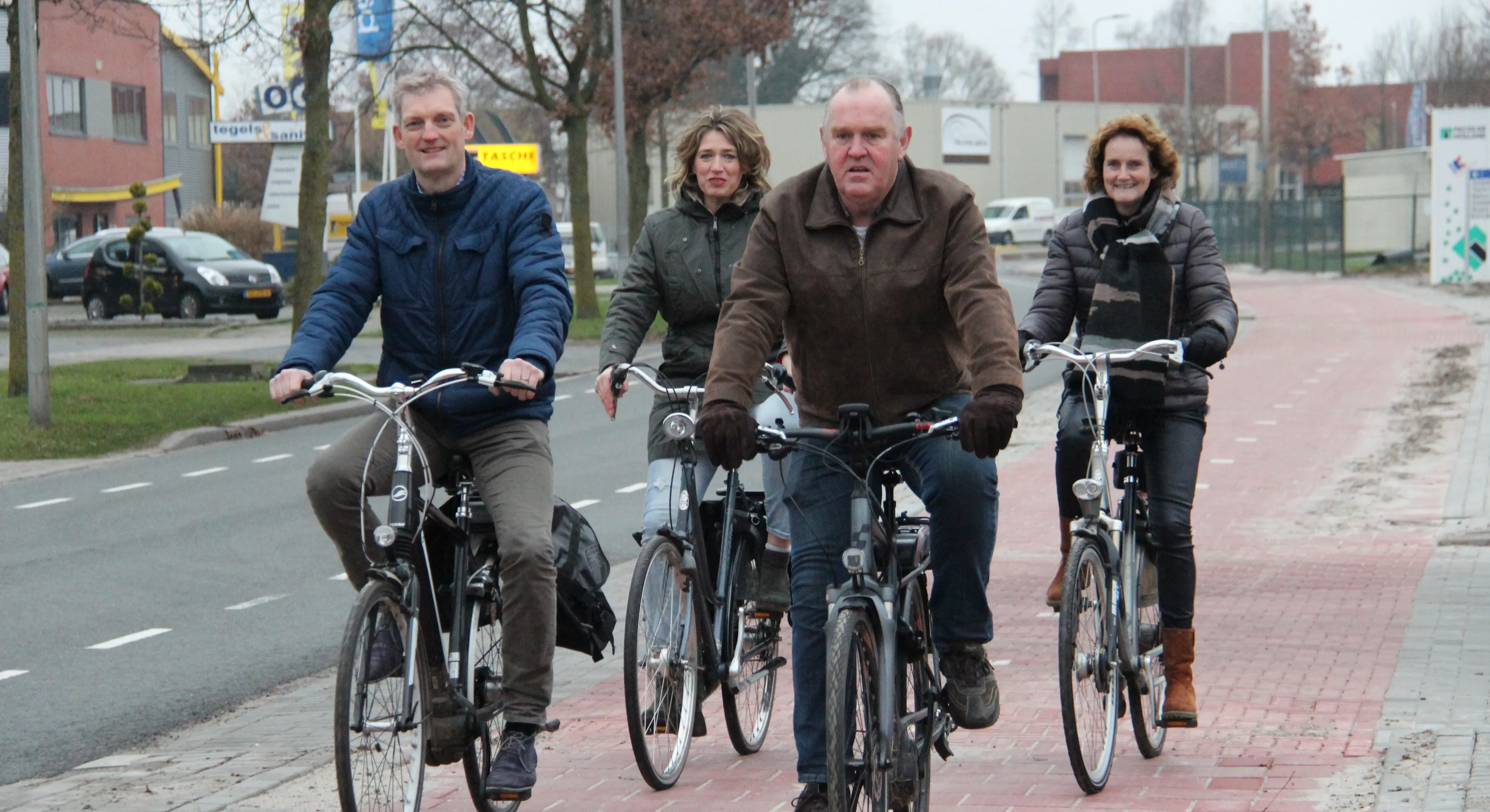wethouder en dorpsraadleden fietspad van koersveldweg