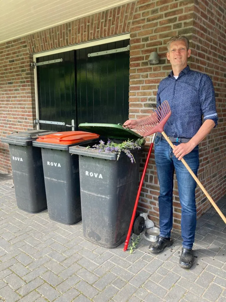 wethouder erik volmerink bij afvalbakken