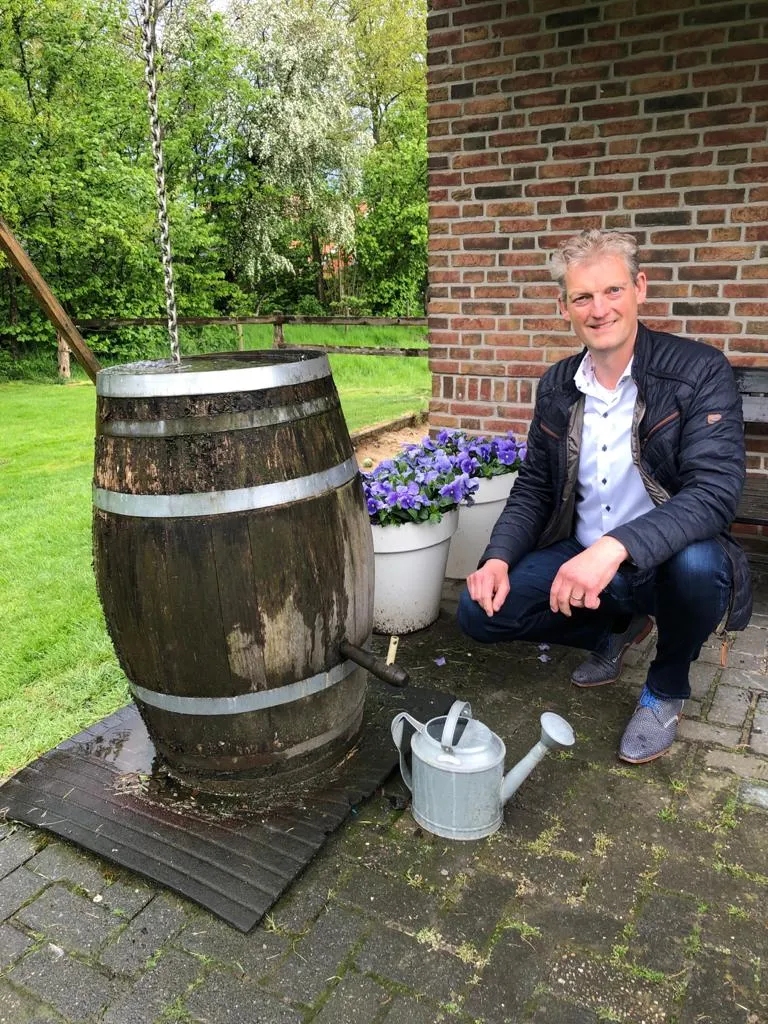 wethouder erik volmerink bij zijn regenton