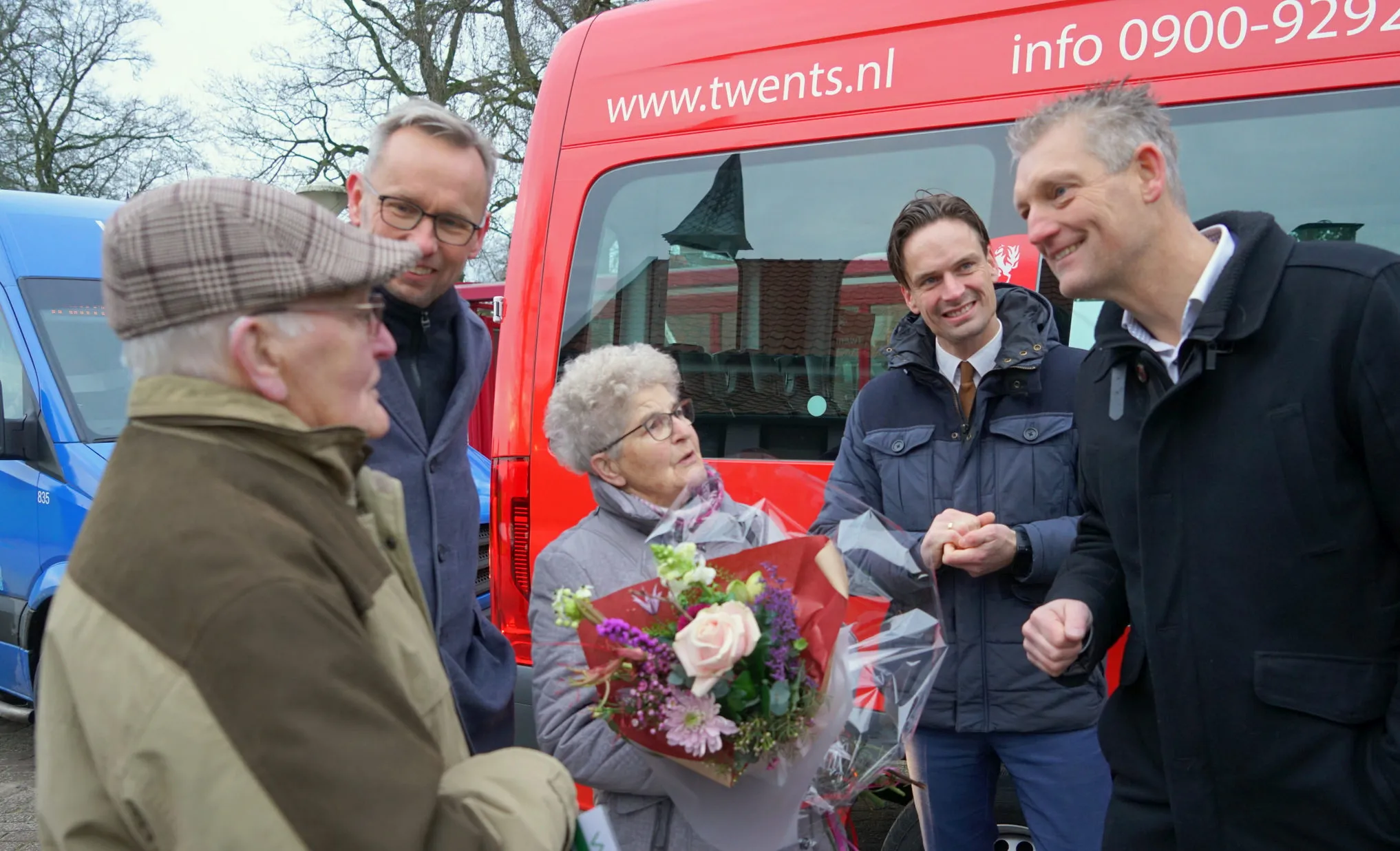 wethouder volmerink in gesprek met eerste reizigers e1576510156674