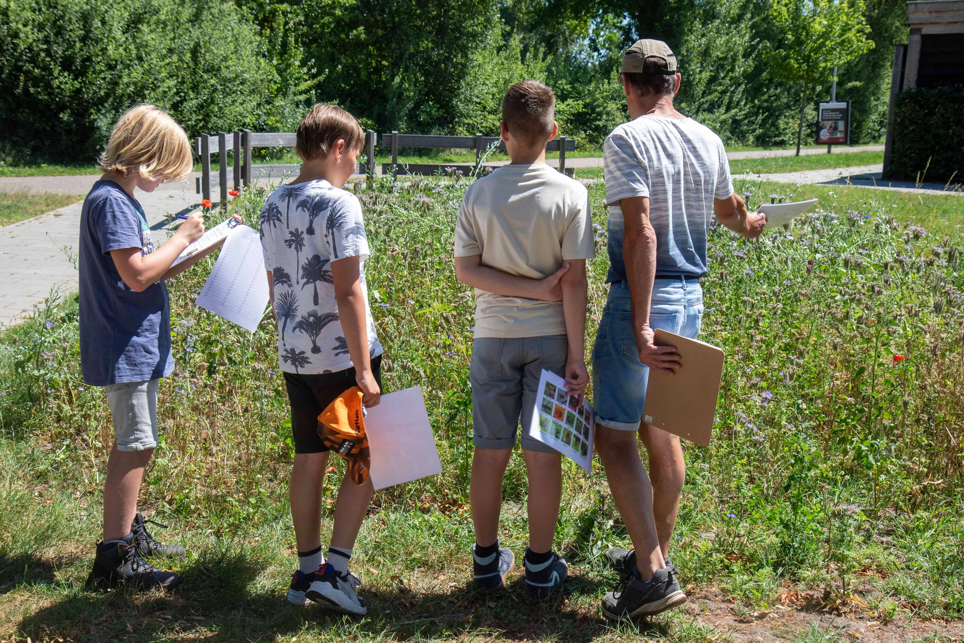 De schooljeugd van Albergen met zoekkaarten en een natuurcoach