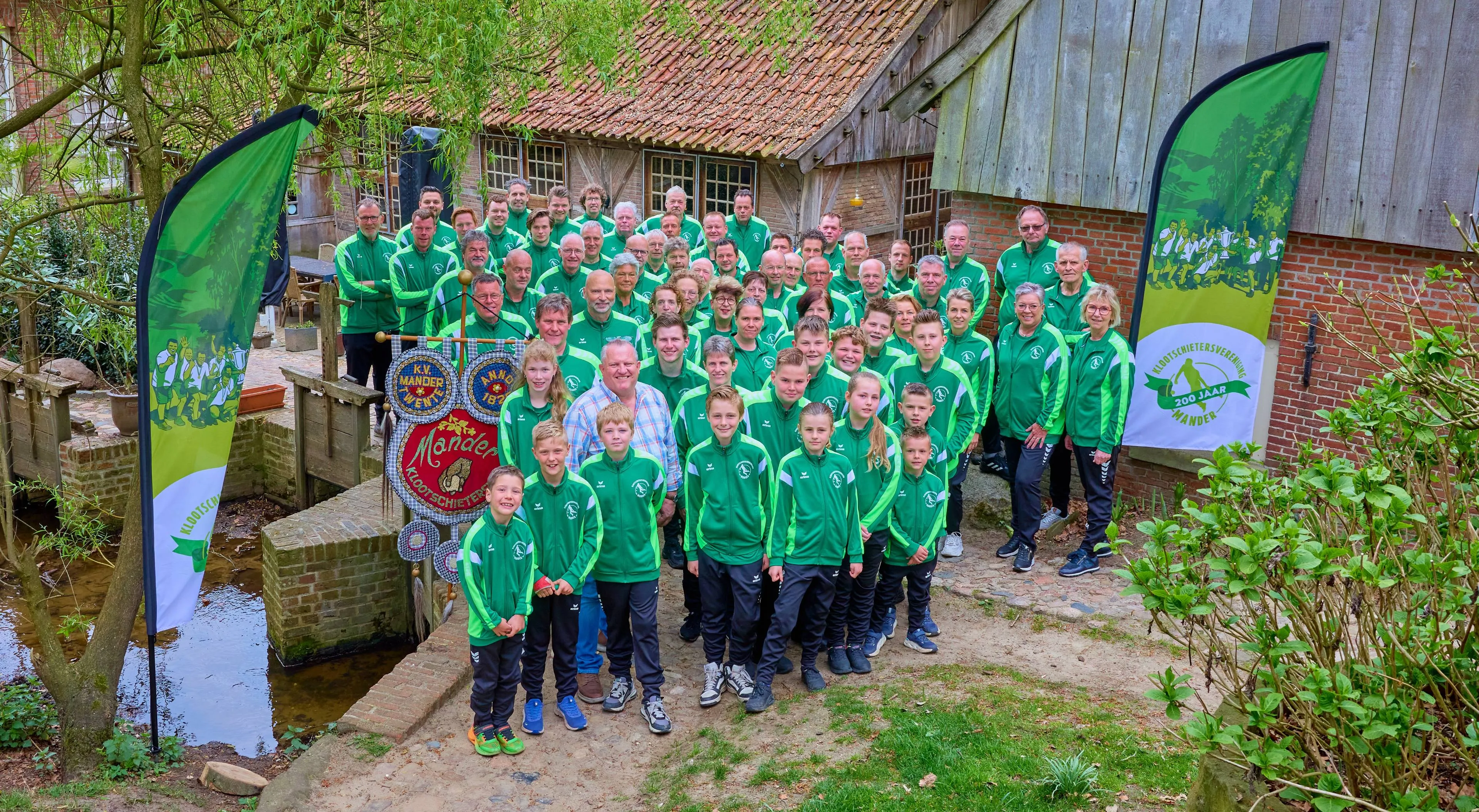 Foto 1. Leden KV Mander in nieuw clubtenue