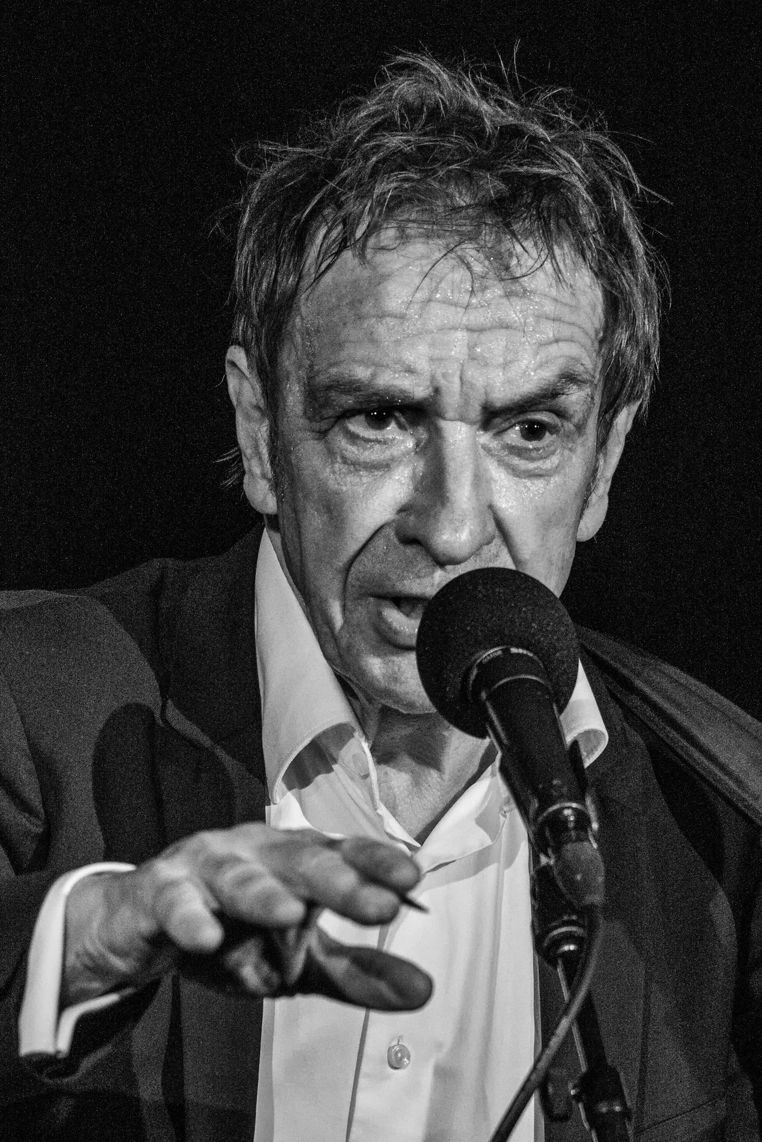 191130alex roeka rauwe genade mark sluiters staand