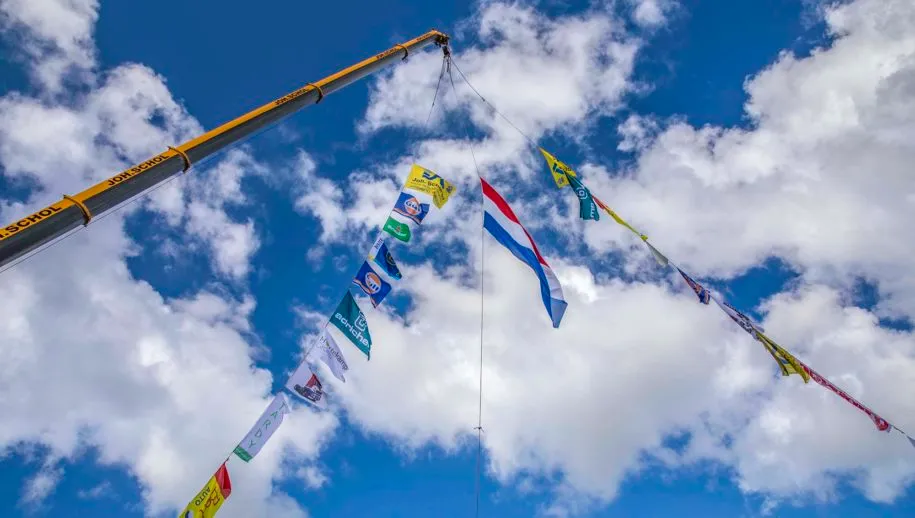 lucht en vlaggetjes 915x518