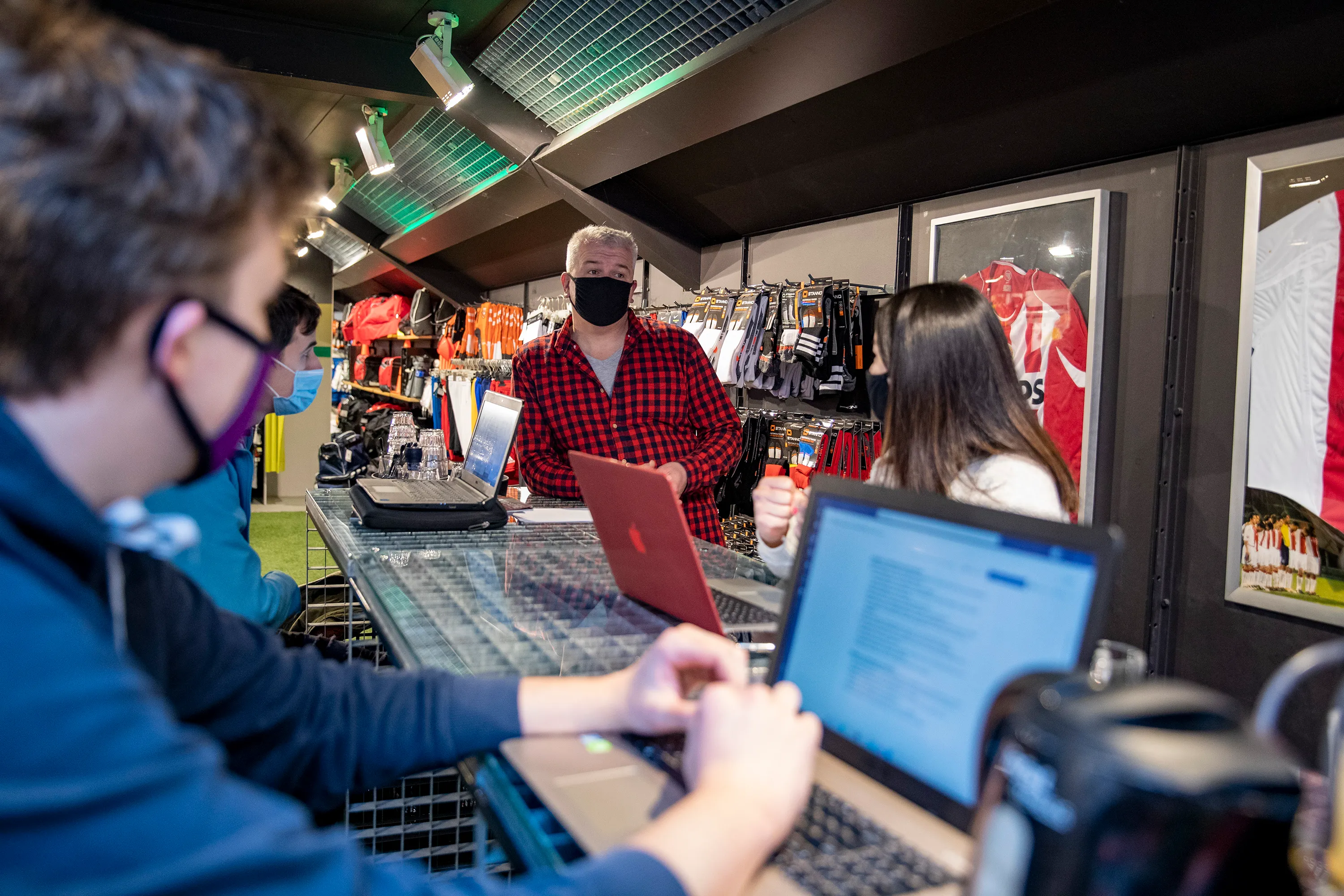 novastudenten helpen winkelier met webshop