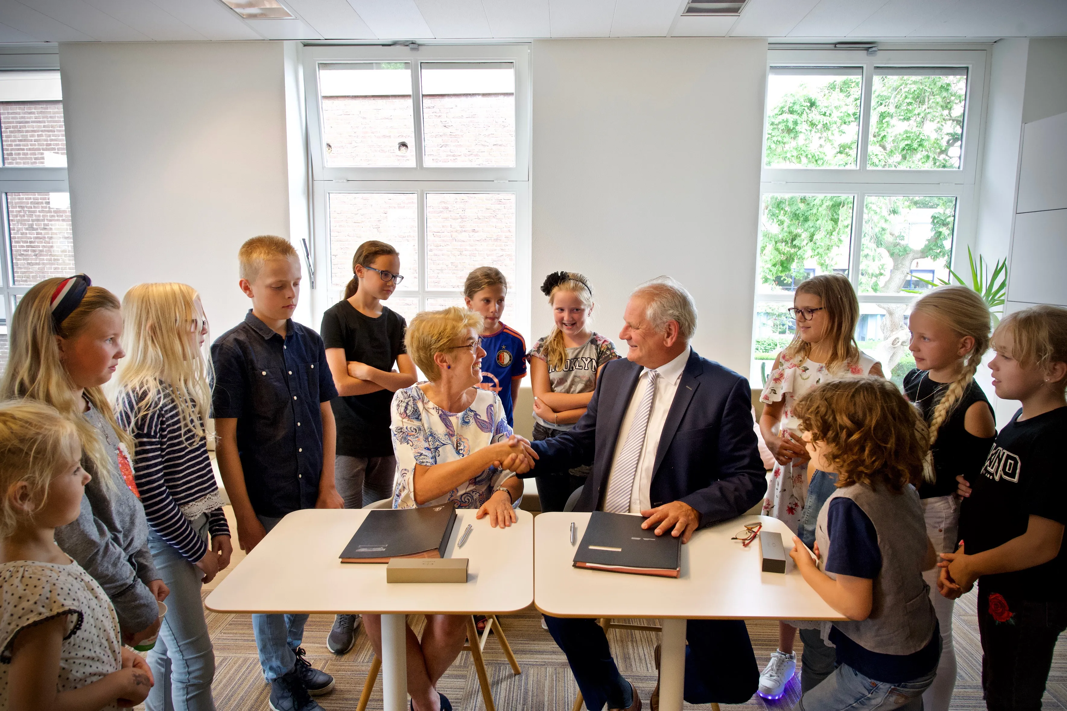 ondertekening uitgangspuntennotitie wethouder beentjes en carla smits bestuur tabijn