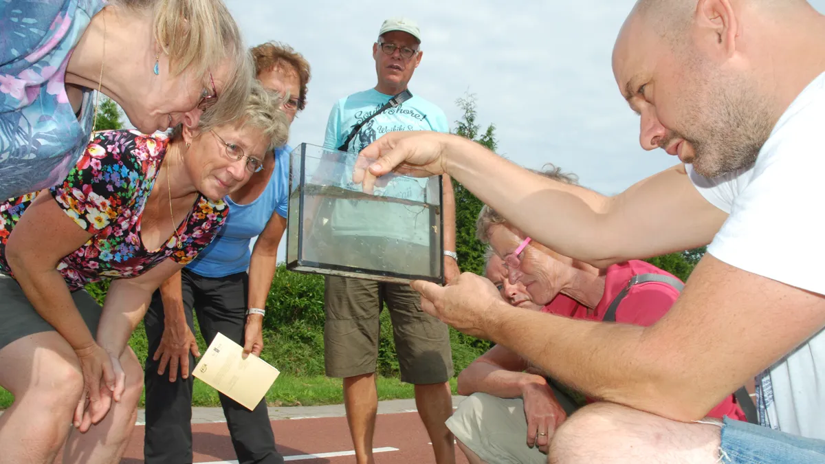 vrijwilligers krijgen opleiding 1