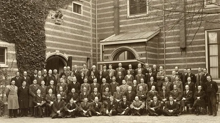 1 mei groepsportret personeel provinciehuis op binnenterrein paushuize vermoedelijk ter gelegenheid