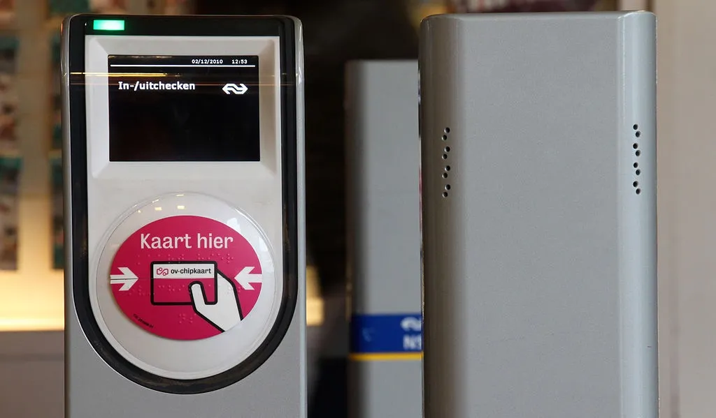 1024px ov chipkaart station utrecht centraal 1