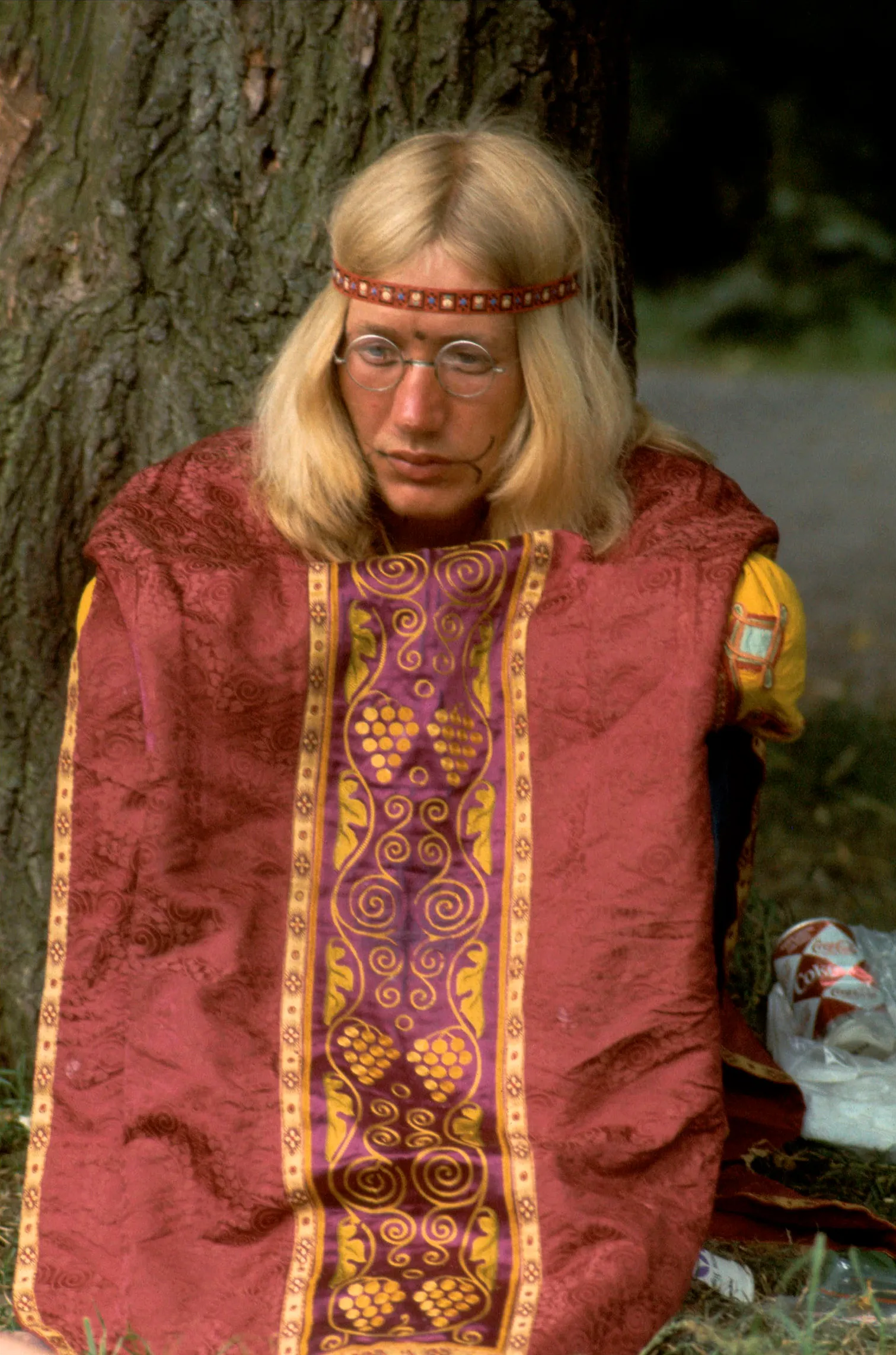 12 jongen in liturgisch gewaad foto pim westerweel