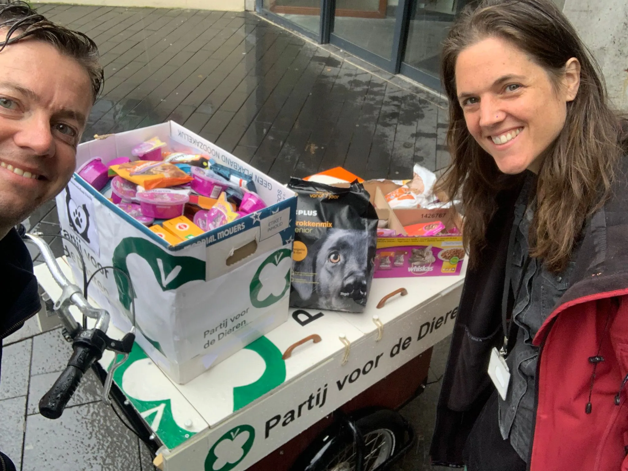 20210929 maarten en anne met de pvdd bakfiets voor actie dierenvoedselbank dierendag