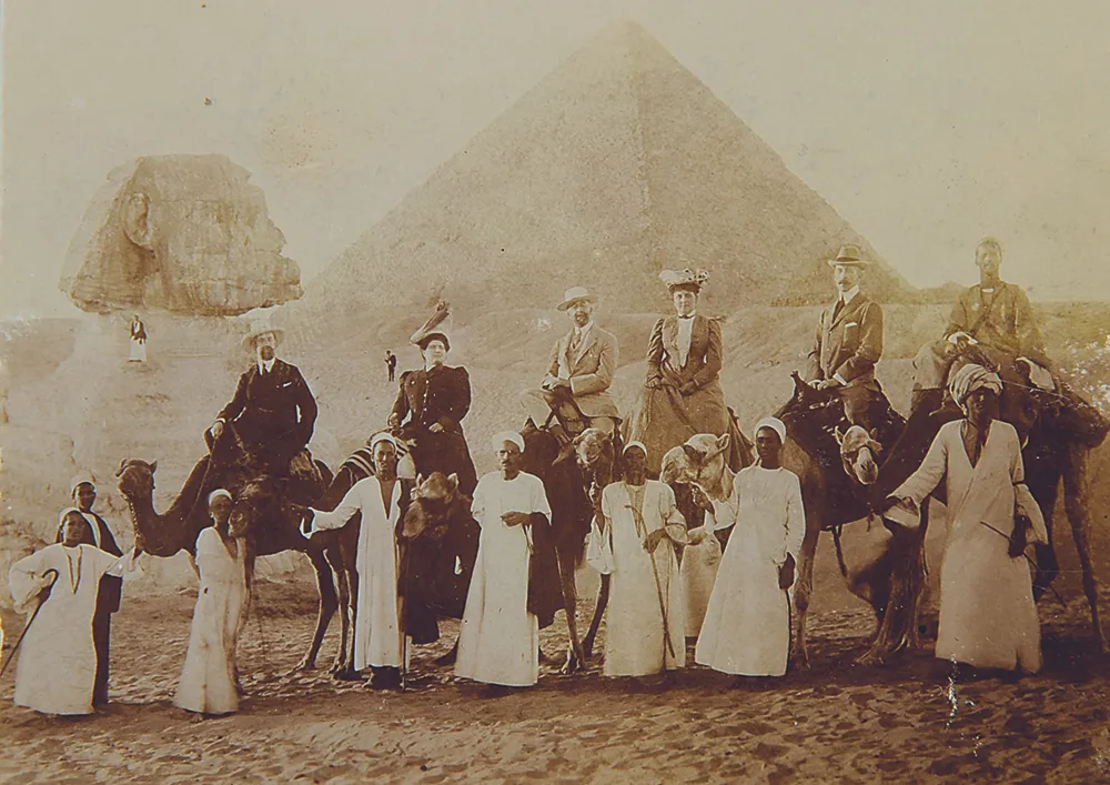 baron en barones bij de pyramide van cheops egypte 1909 foto kdh