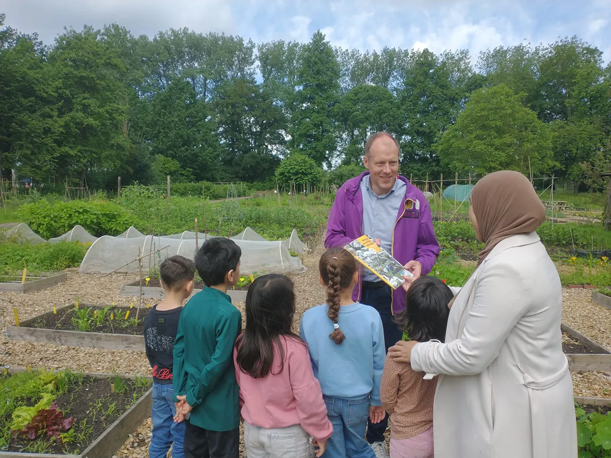 boek overhandigen