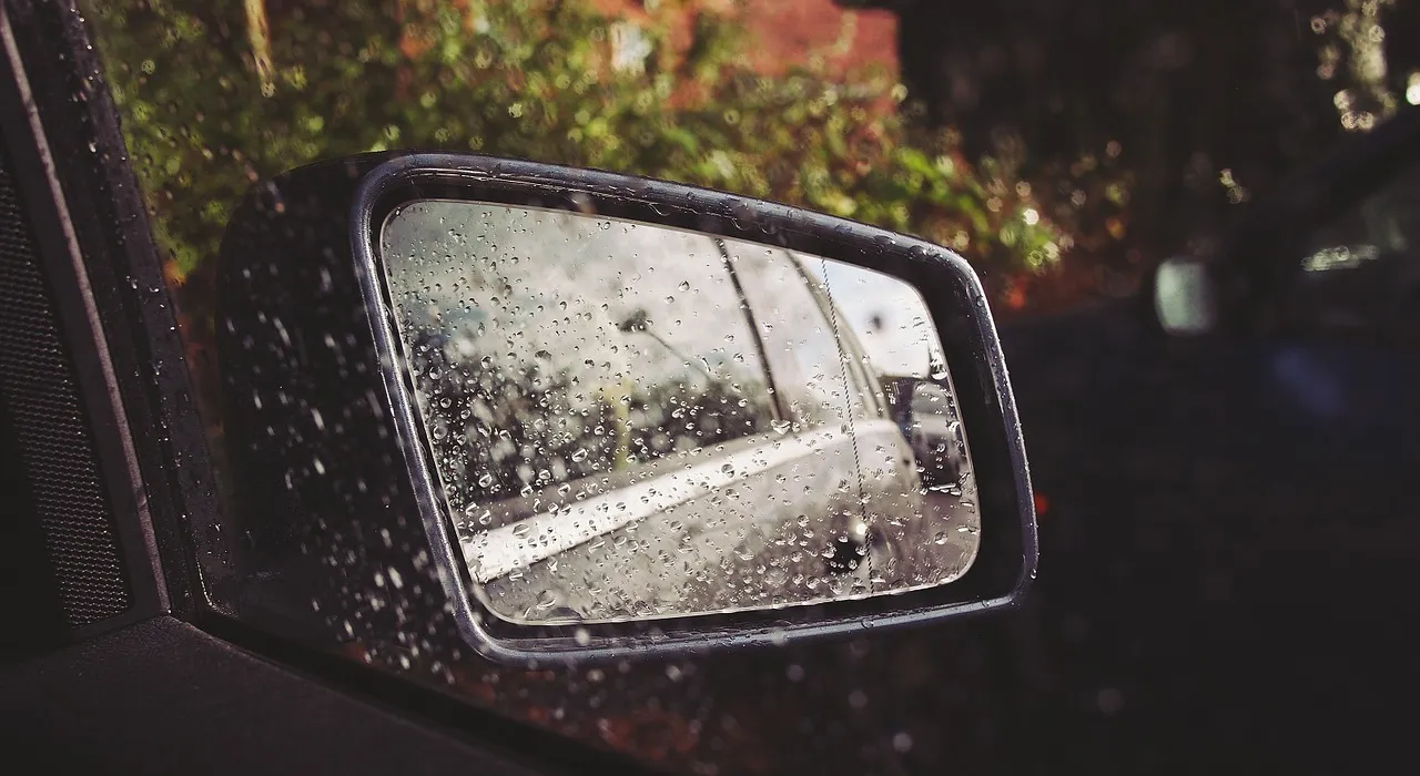 car mirror 699356 1280