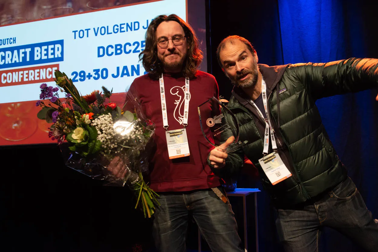eigenaren gijs van wiechen links en stephen grigg rechts blij met erkenning tijdens dcbc