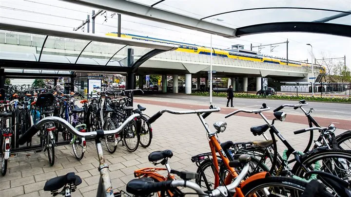fietsenstalling bij station