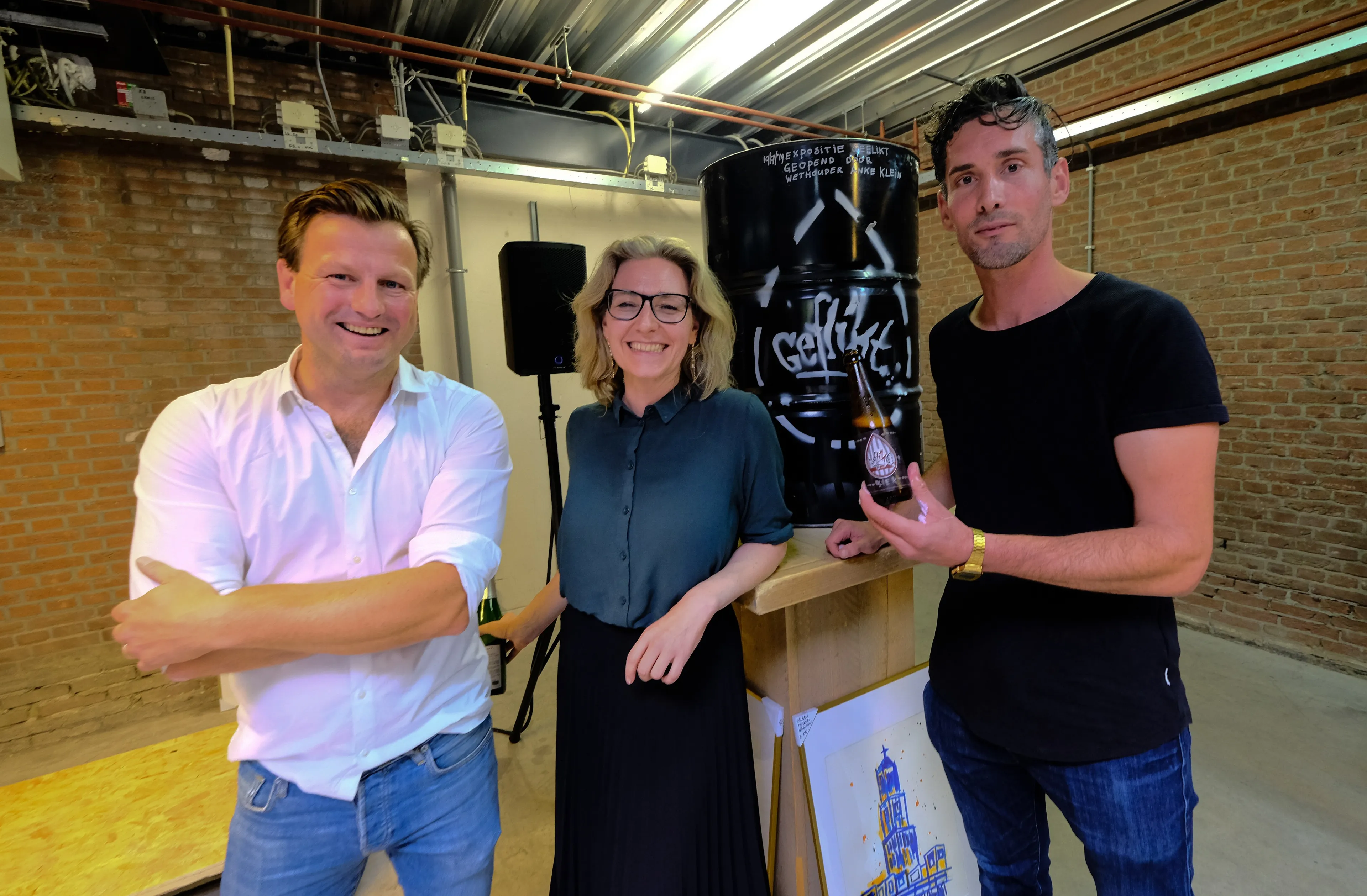 foto bij persbericht wethouder anke klein temidden van thijs bakx van de lik en kunstenaar l tuziasm tijdens opening expositie geflikt in de lik foto door franklin plein