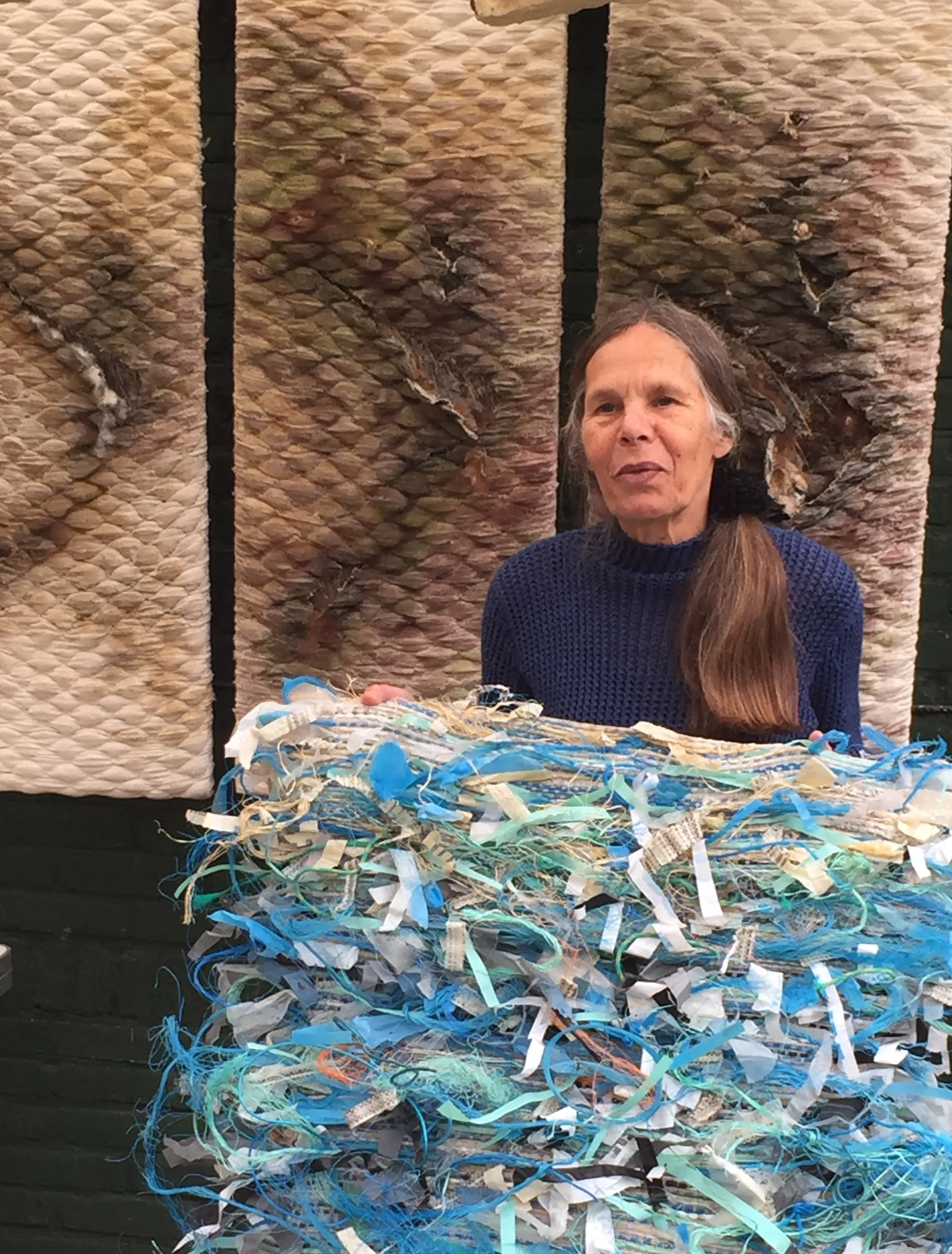 greetje majoor met werk strandafval door elganan jelsma