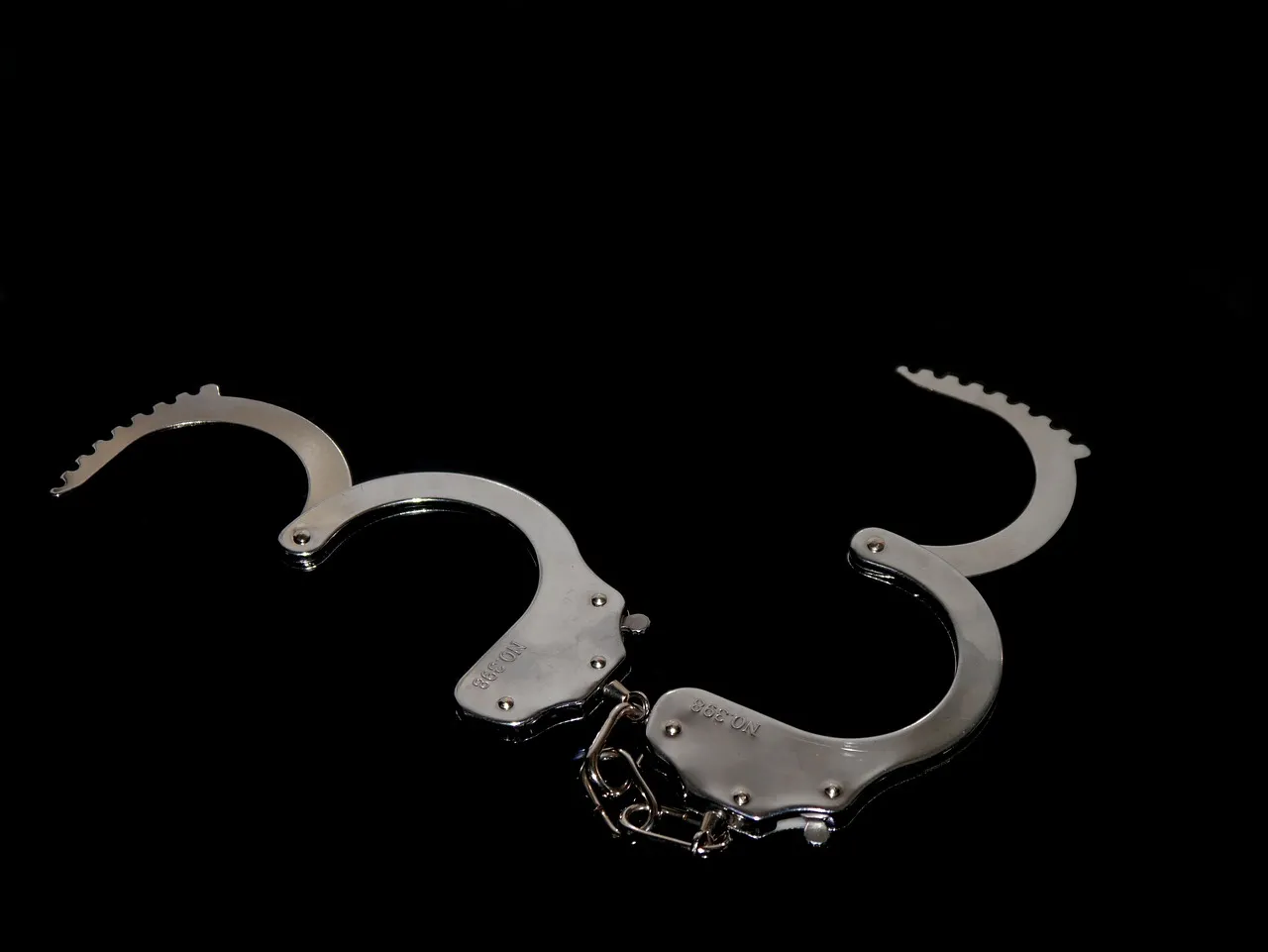 handcuffs 1078870 1280