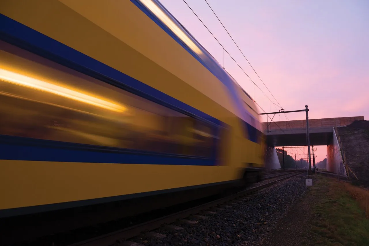 intercitytreinstel rijdt onder de natuurbrug weerterbergen door 1280x854px e nr 3742 1