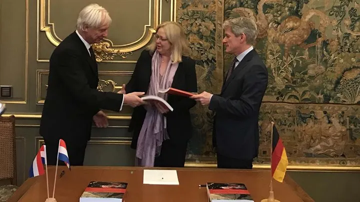mechtild rossler midden ontvangt het nominatiedossier van de neder germaanse limes van de nederla